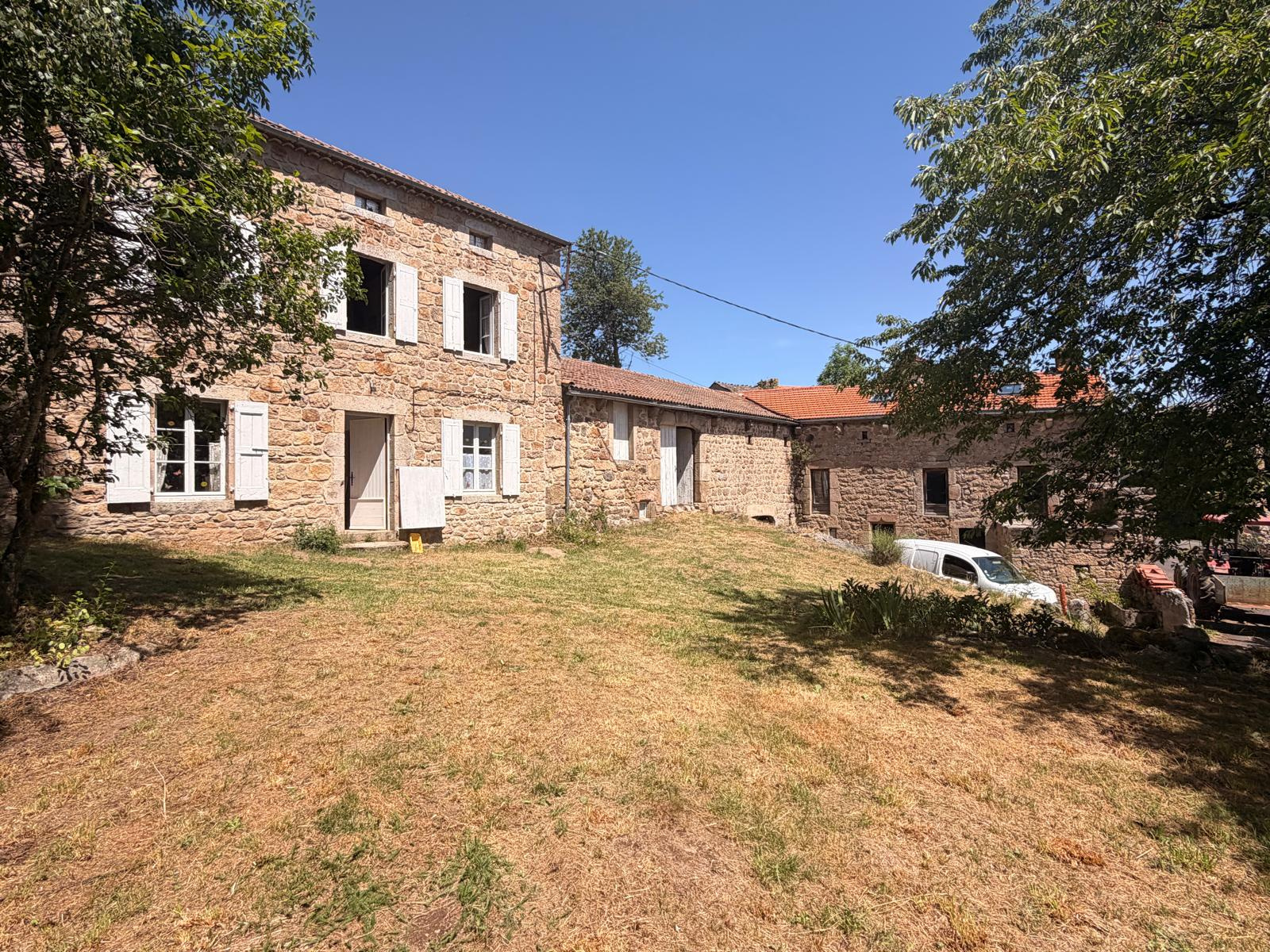 Ancien corps de ferme en pierres avec 1 700 m2 de terrain