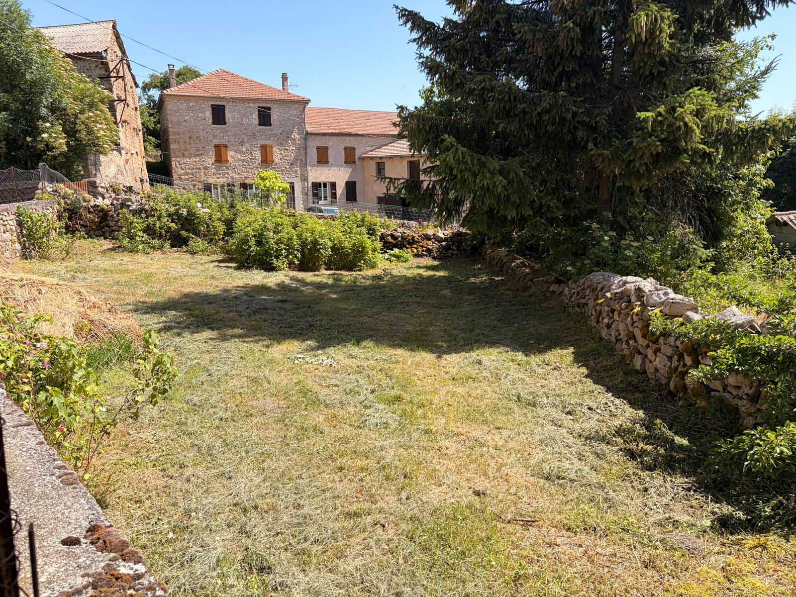 Ancien corps de ferme en pierres avec 1 700 m2 de terrain