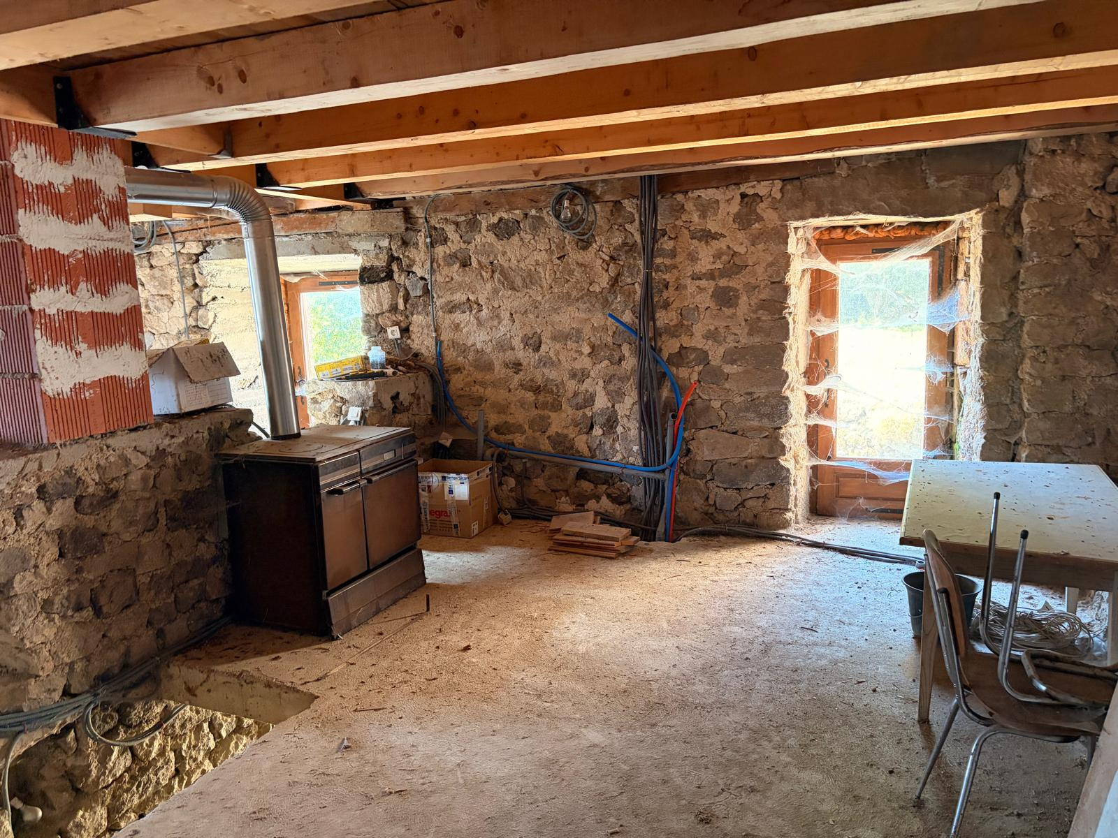Ancien corps de ferme en pierres avec 1 700 m2 de terrain