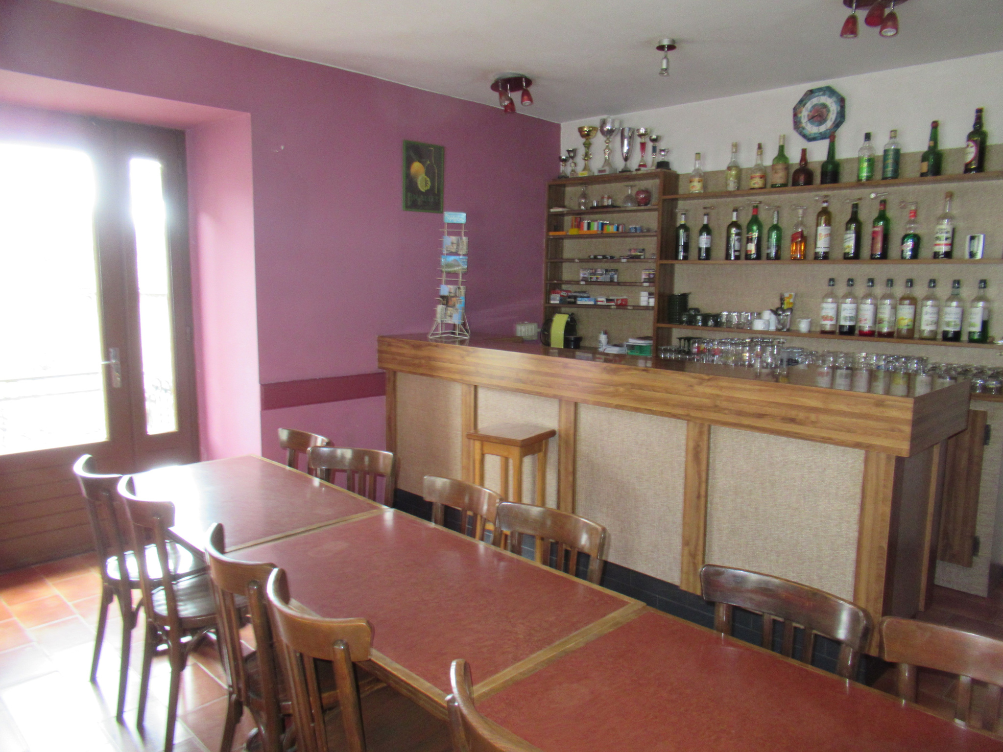 Maison en pierre avec bar et licence