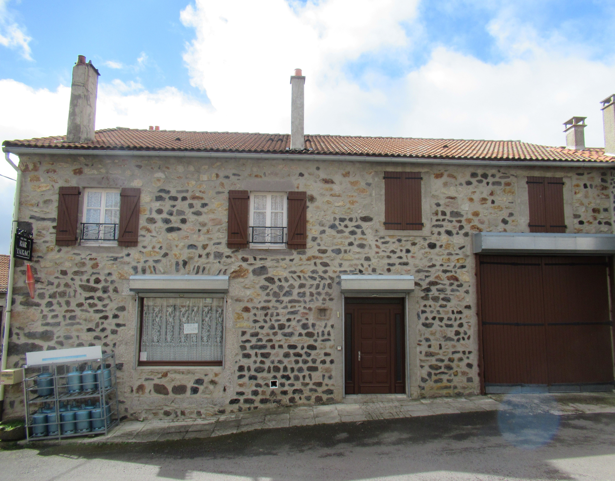 Maison en pierre avec bar et licence