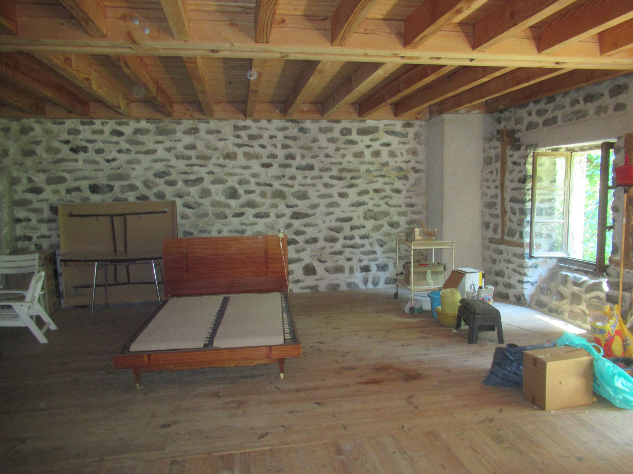 Maison en pierres avec terrain attenant