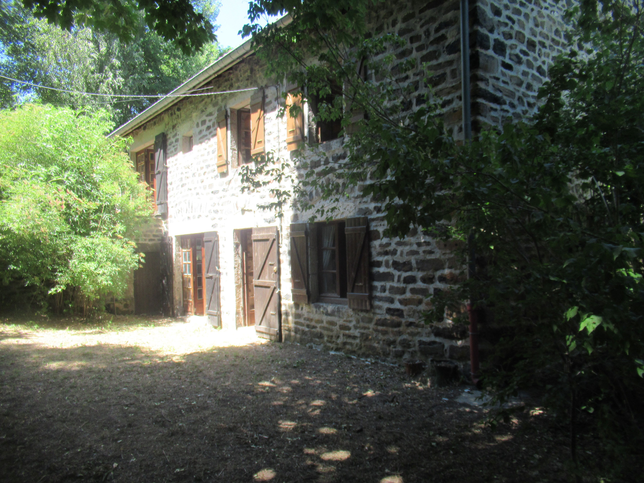 Maison en pierres avec terrain attenant