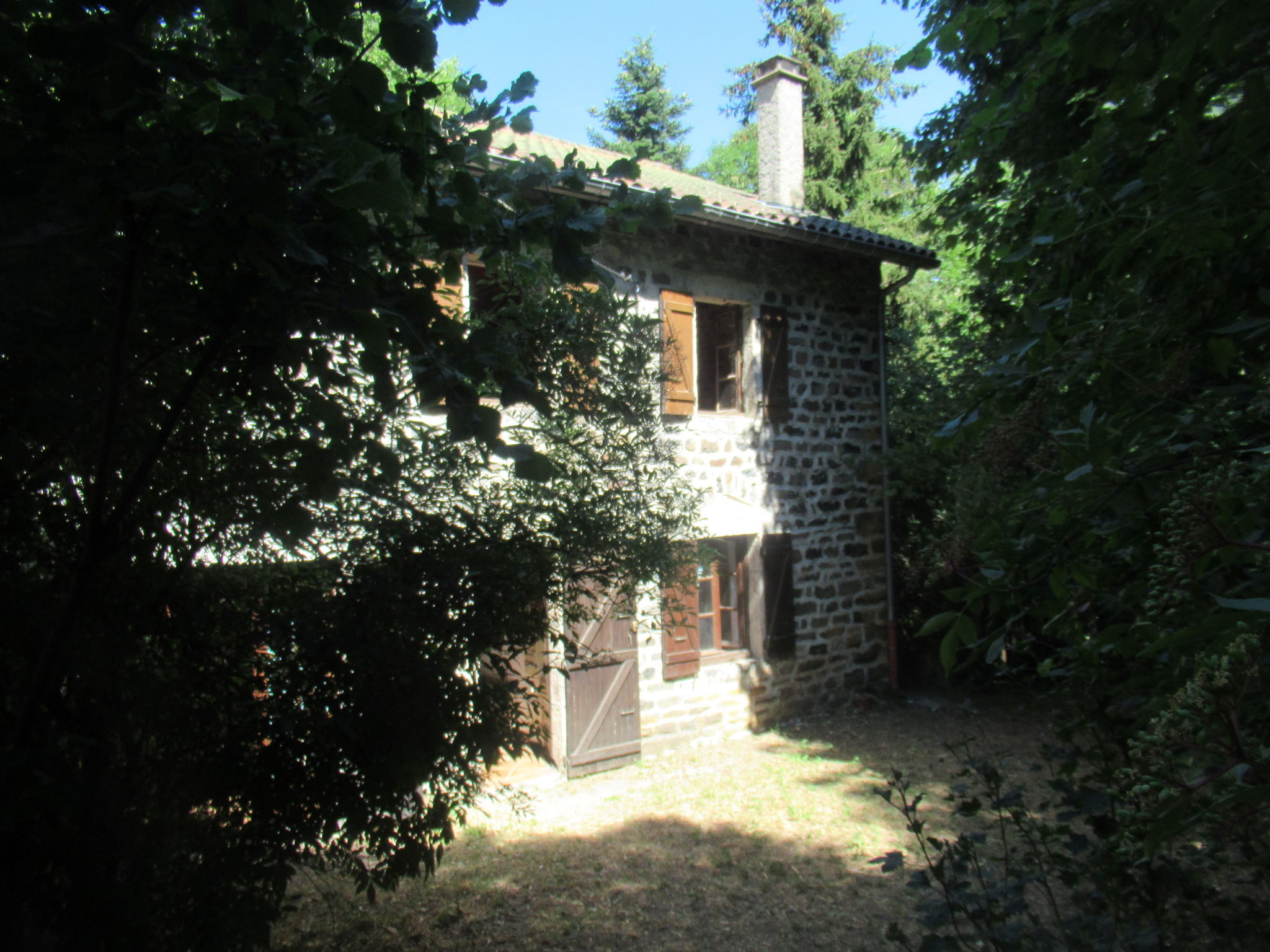 Maison en pierres avec terrain attenant