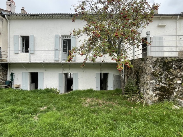 Jolie maison avec terrain attenant.