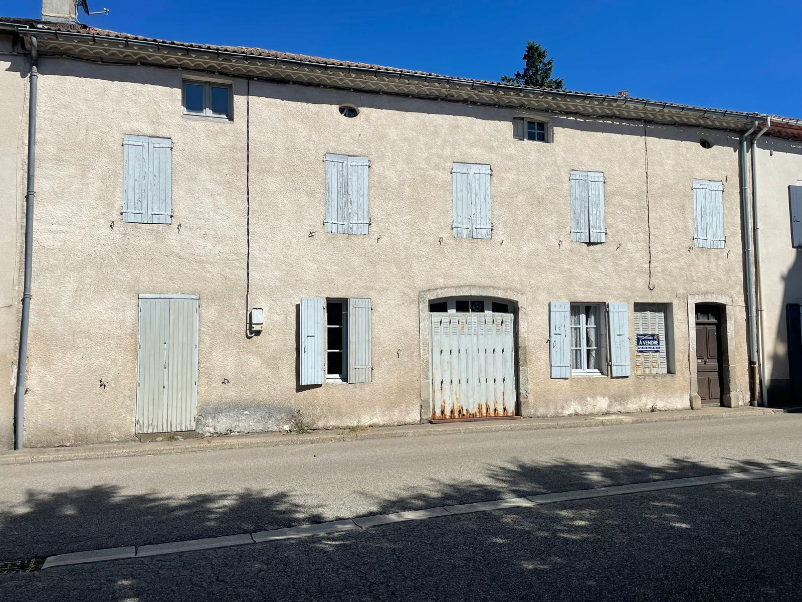 Jolie maison avec terrain attenant.