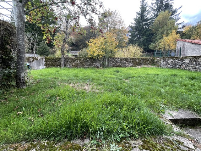 Jolie maison avec terrain attenant.