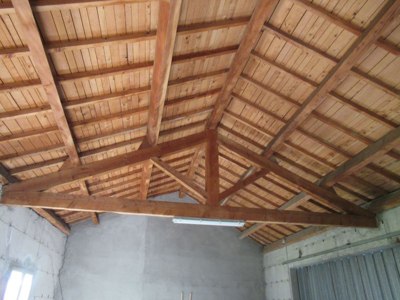 Grand garage avec terrain plat de 2 000 m2