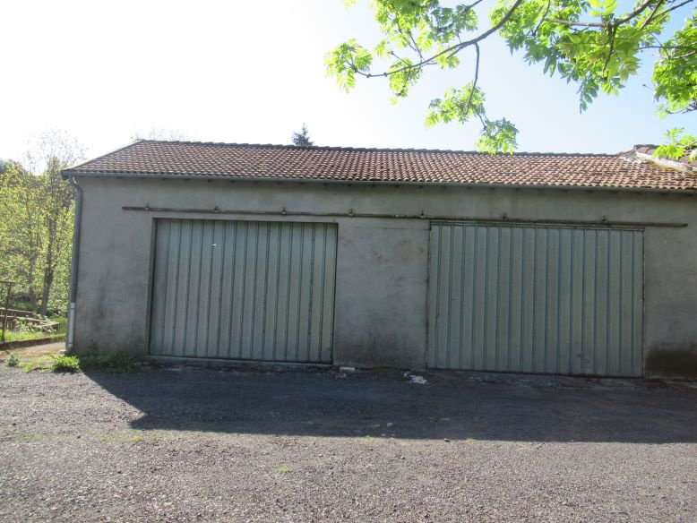 Grand garage avec terrain plat de 2 000 m2