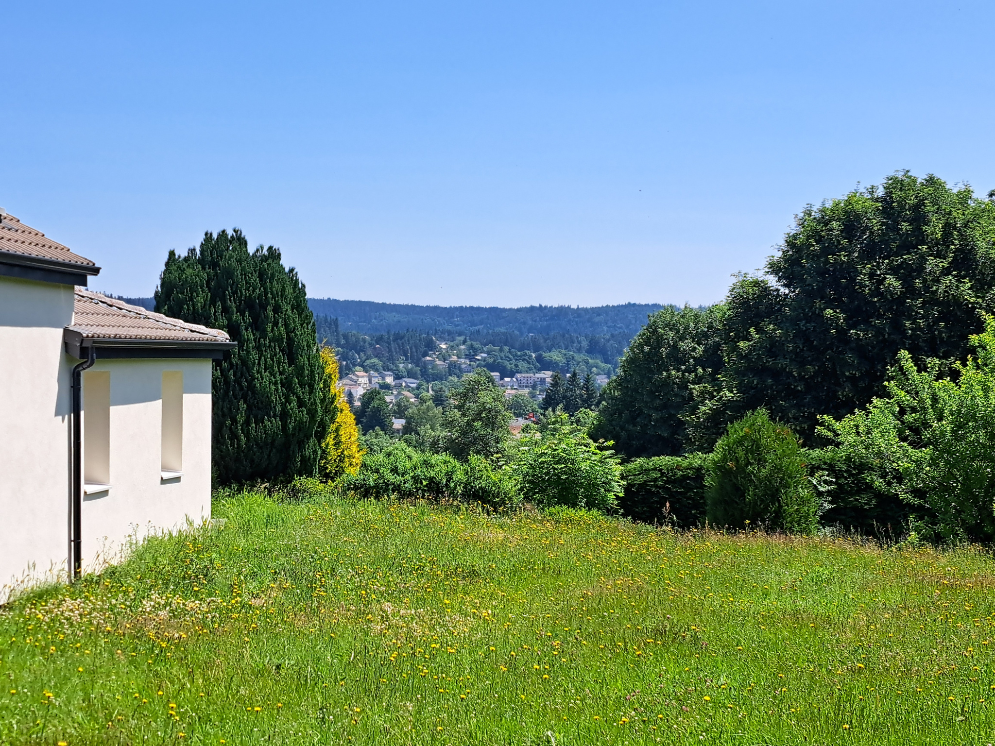 Grande Maison des années 90 rénovée et isolée de l'extérieur