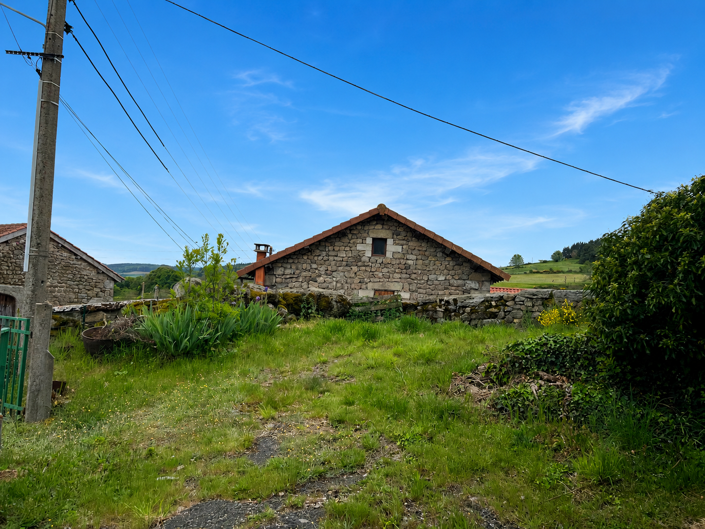 Maison en pierre partiellement écroulée