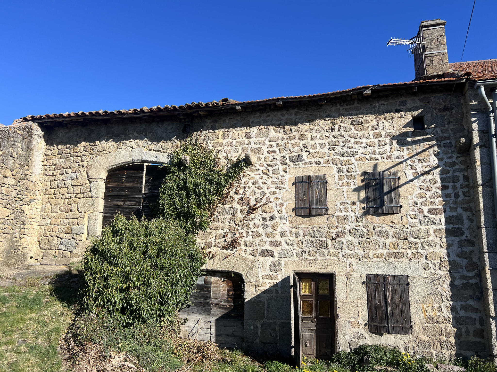 Maison en pierre partiellement écroulée