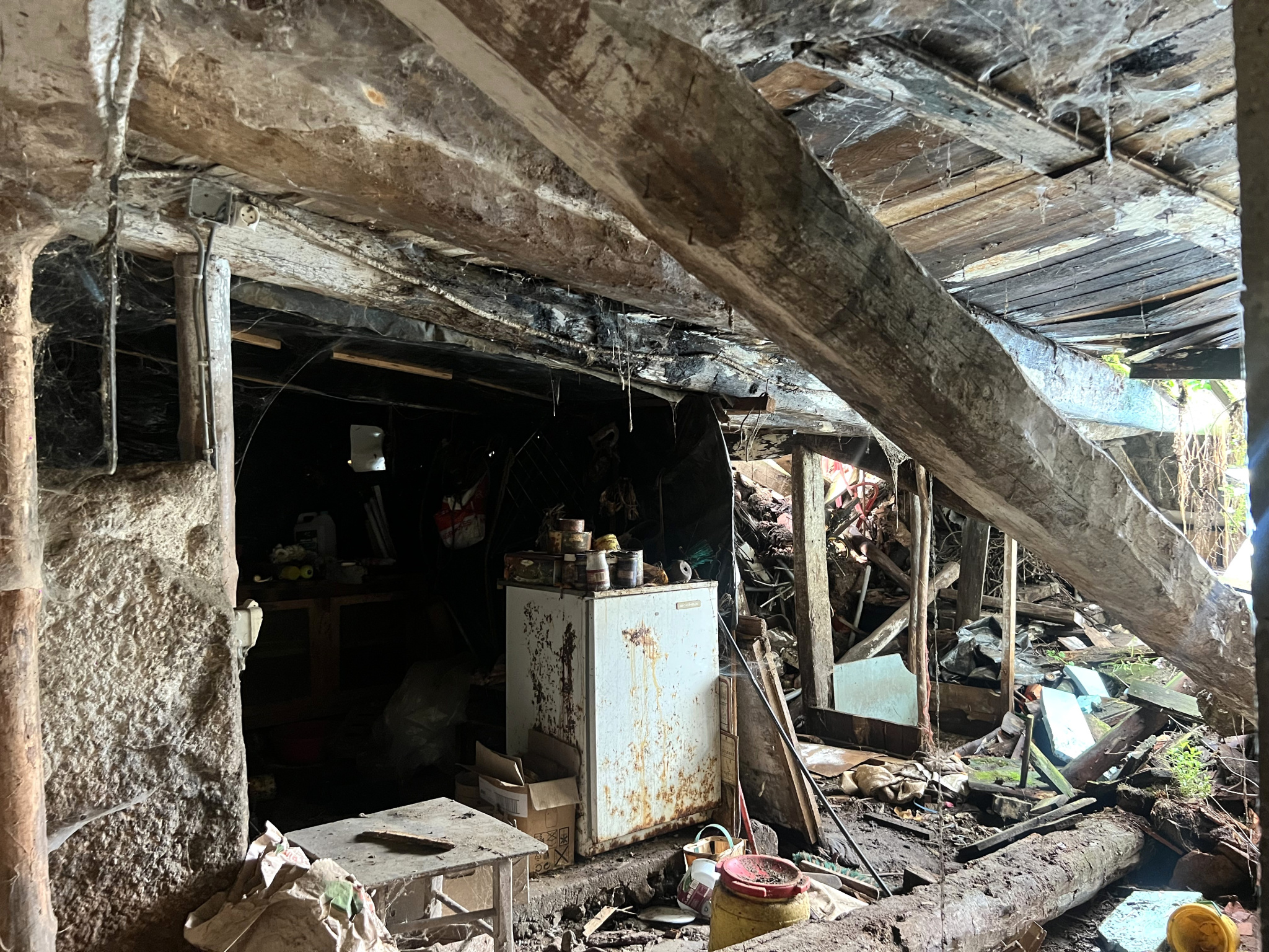 Maison en pierre partiellement écroulée