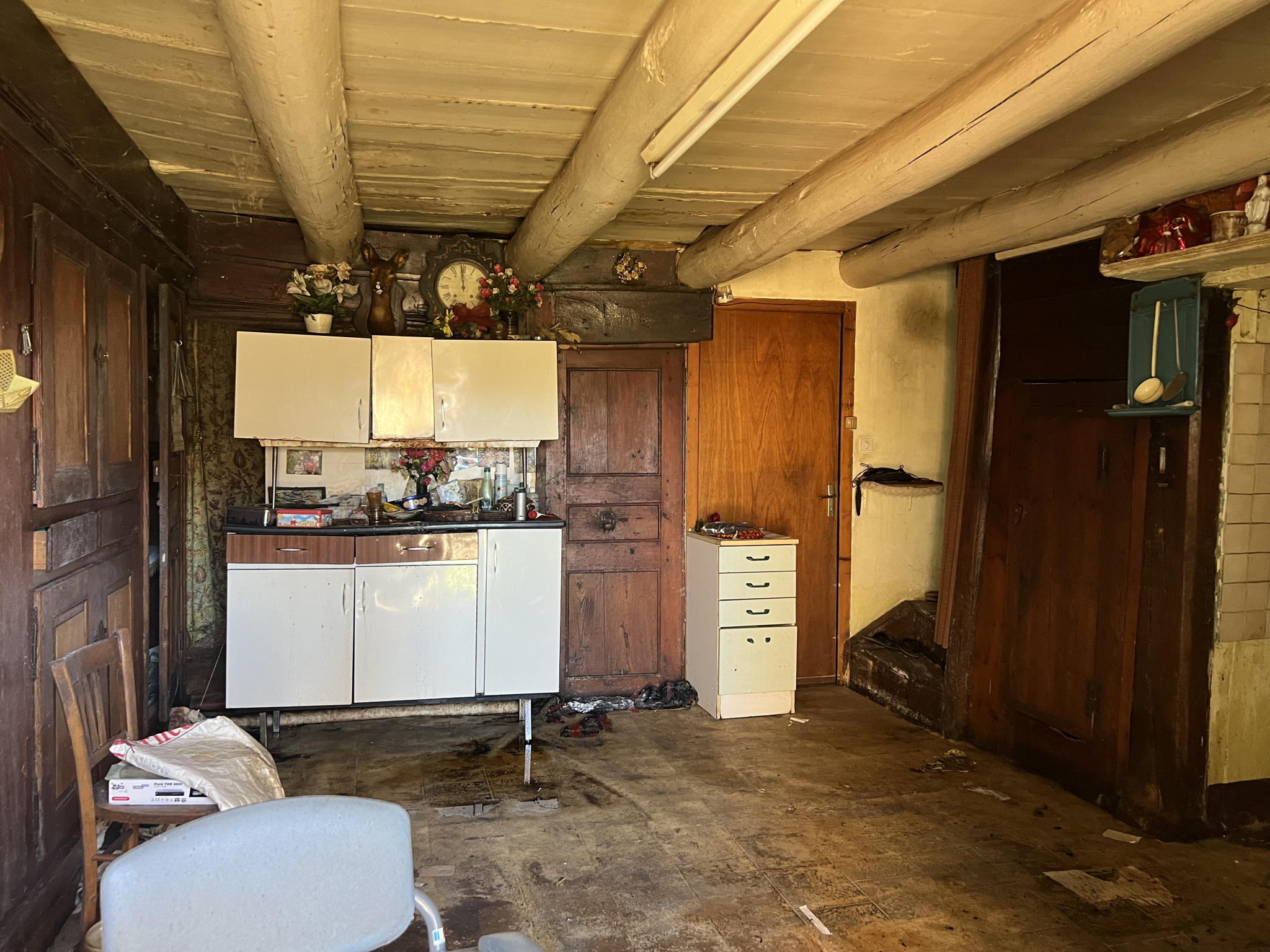 Maison en pierre partiellement écroulée
