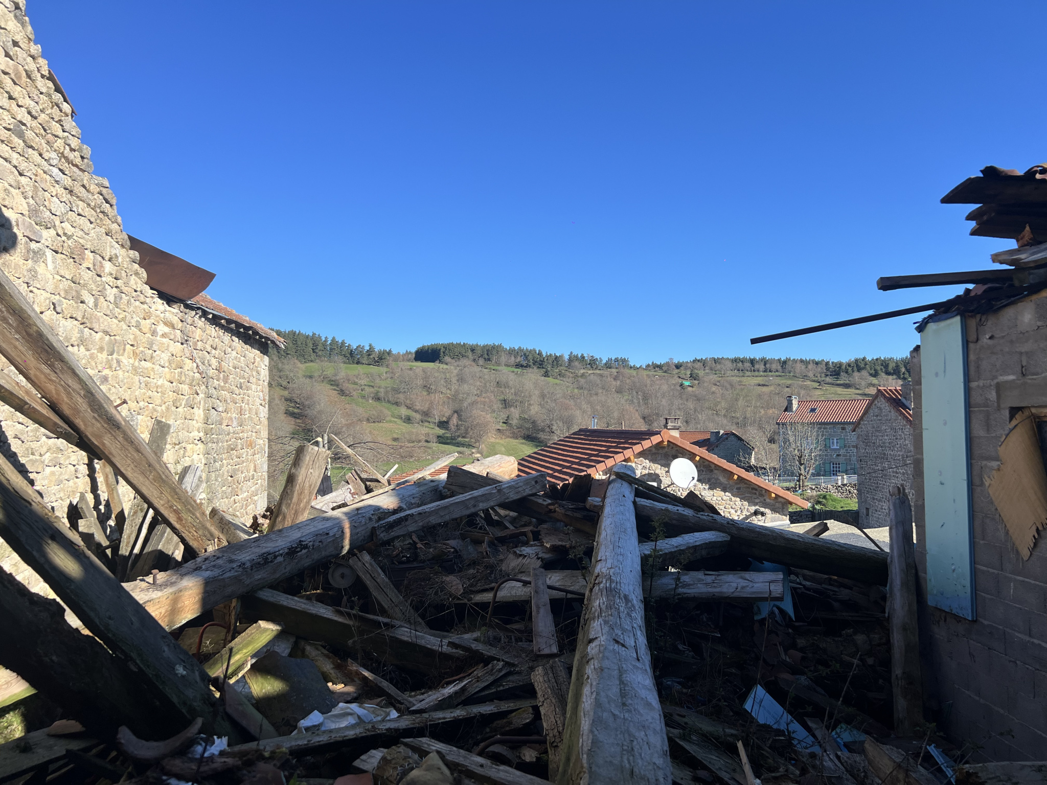 Maison en pierre partiellement écroulée