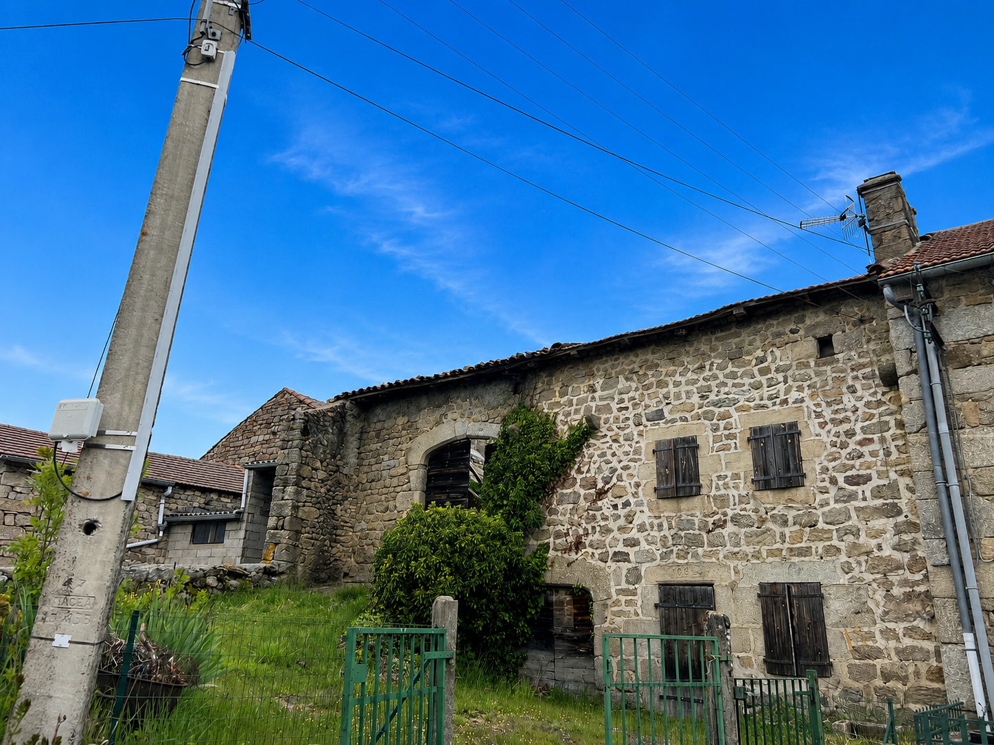 Maison en pierre partiellement écroulée