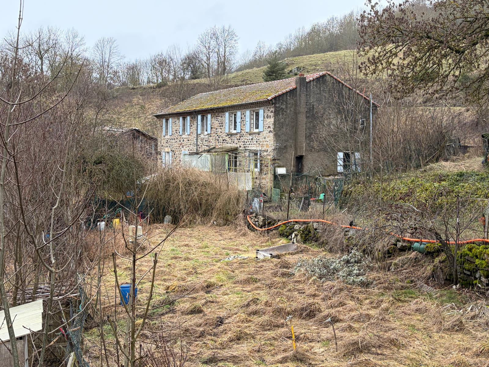 Maison en pierres à rénover avec 7900 m2 de terrain