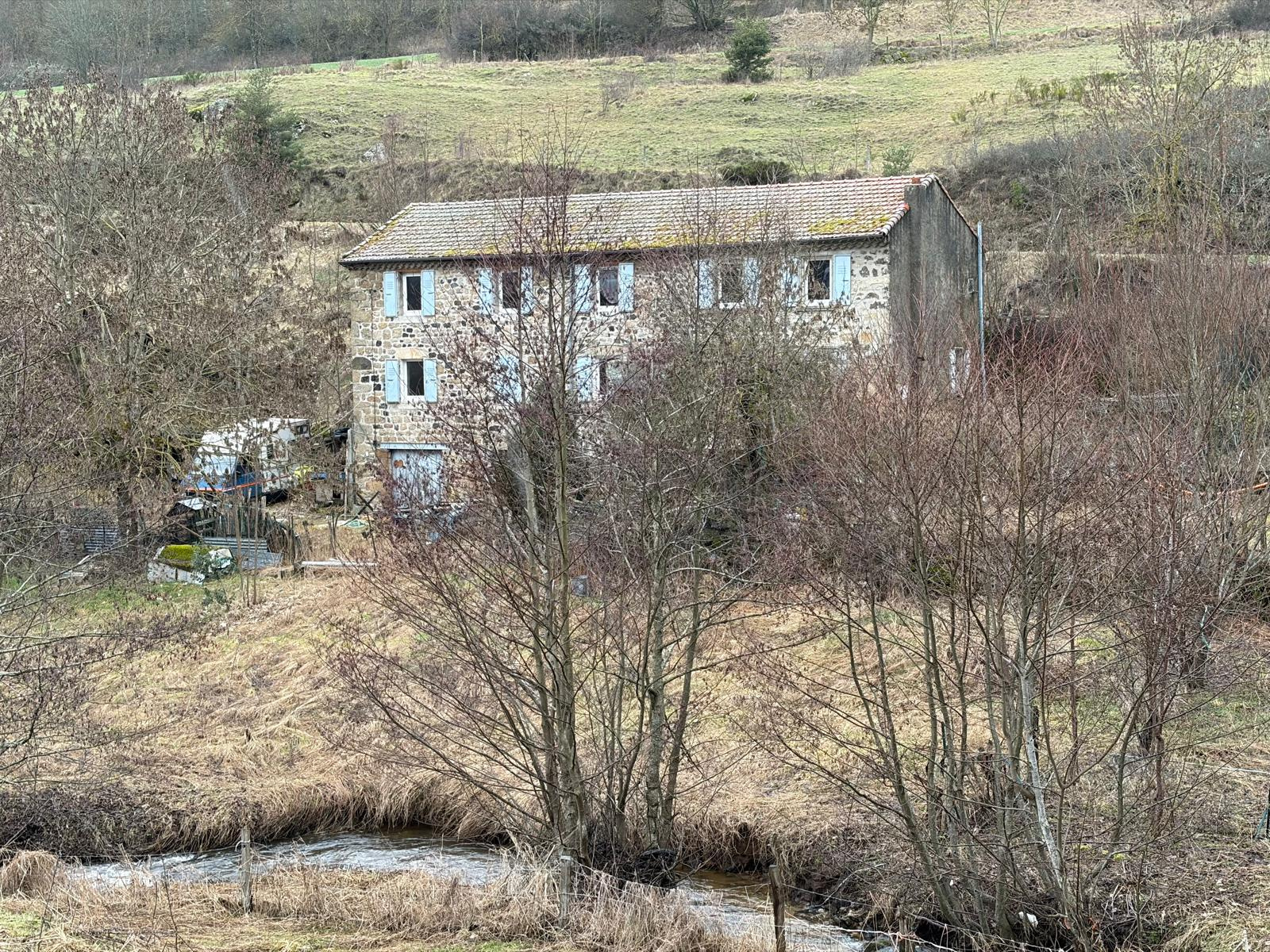 Maison en pierres à rénover avec 7900 m2 de terrain