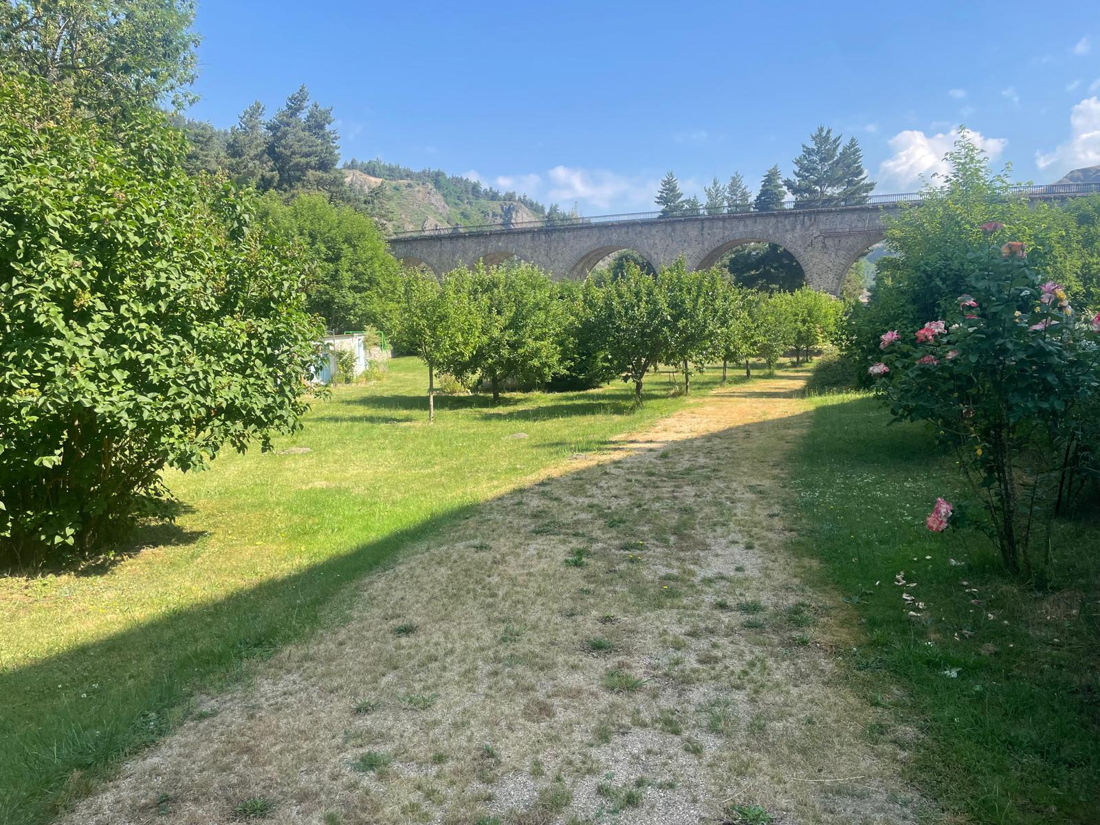 Jolie maison de village avec garages et terrain de 1000 m2