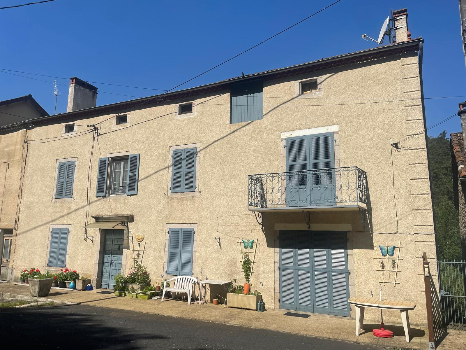 Jolie maison de village avec garages et terrain de 1000 m2