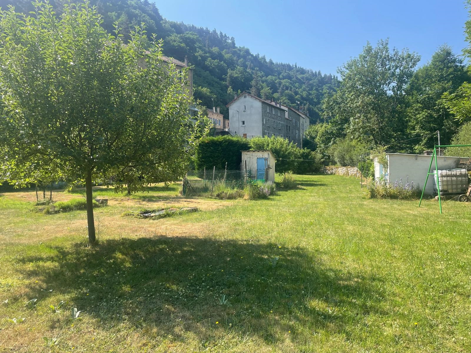 Jolie maison de village avec garages et terrain de 1000 m2