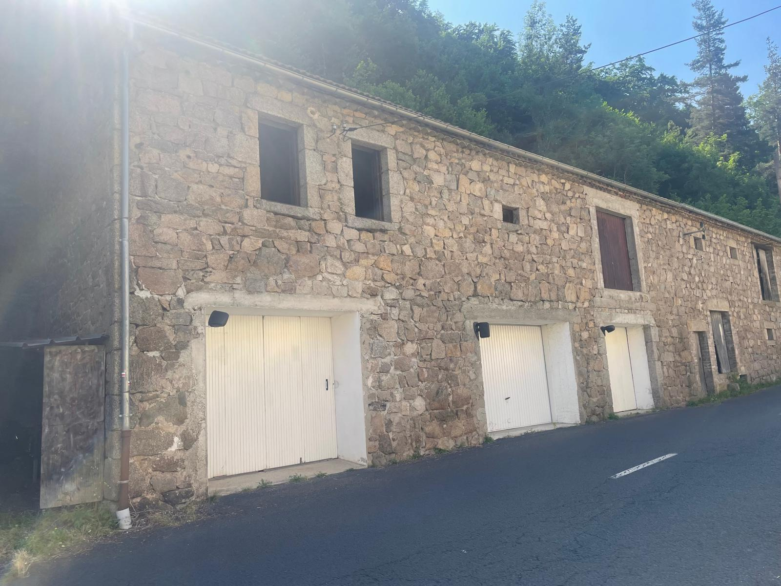 Jolie maison de village avec garages et terrain de 1000 m2