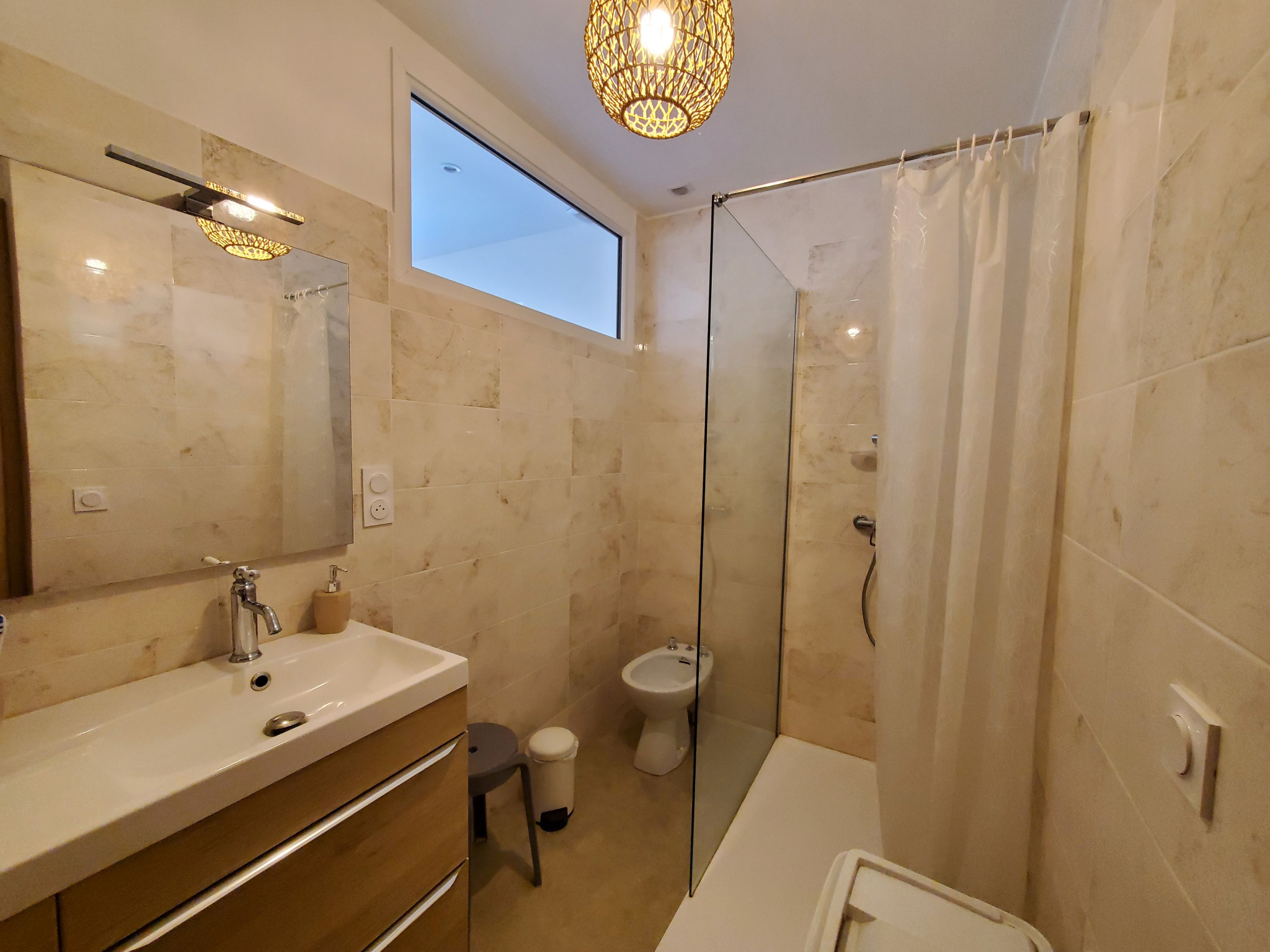 Ancienne ferme totalement restaurée avec terrain attenant