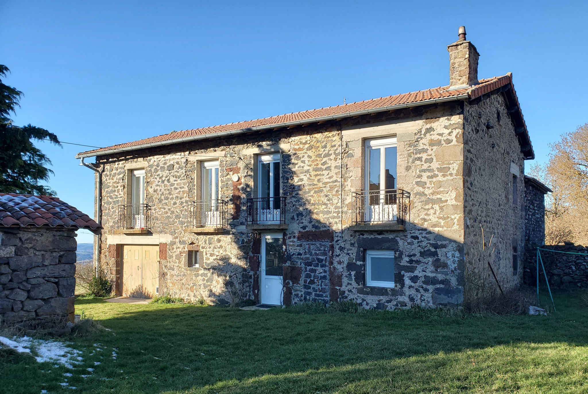 Ancienne ferme totalement restaurée avec terrain attenant