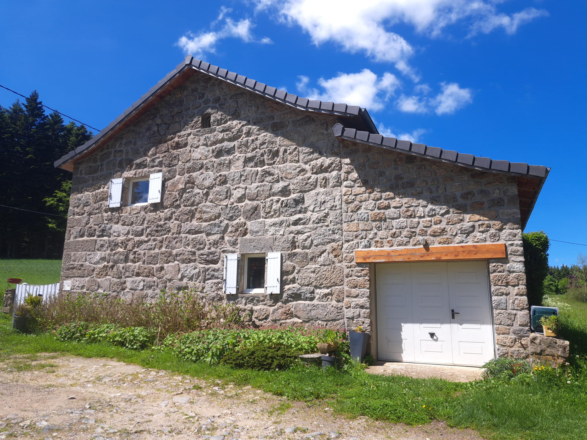 Ferme rénovée  entre Saint-jeures, le Mazet Saint Voy, Tence sise sur  2850m2