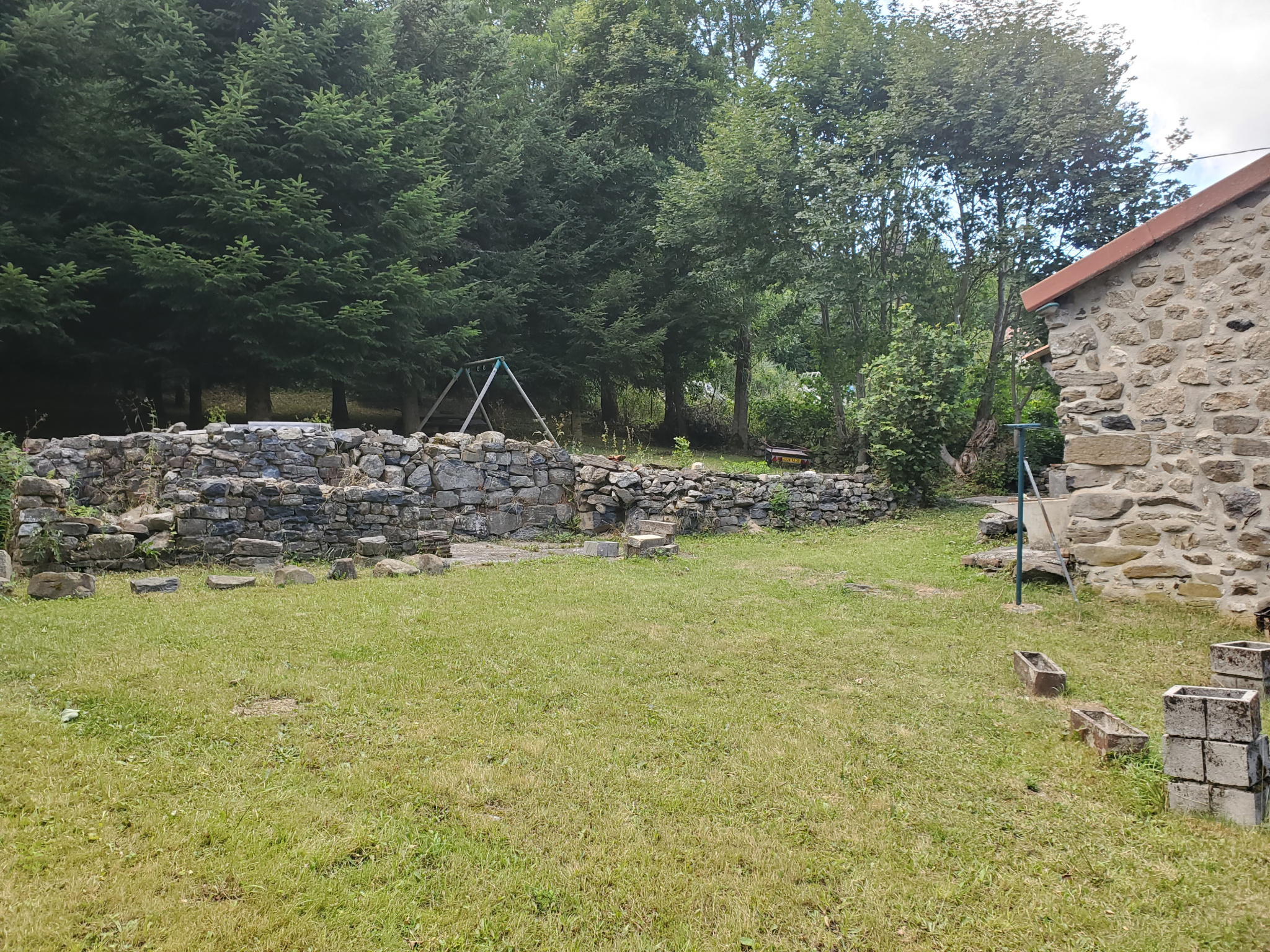 Maison en pierres avec 1 200 m2 de terrain attenant