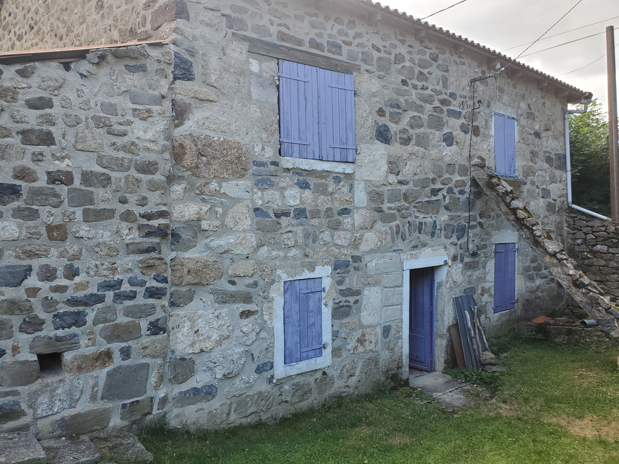 Maison en pierres avec 1 200 m2 de terrain attenant