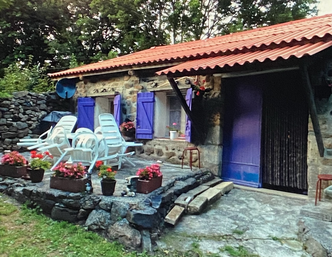 Maison en pierres avec 1 200 m2 de terrain attenant