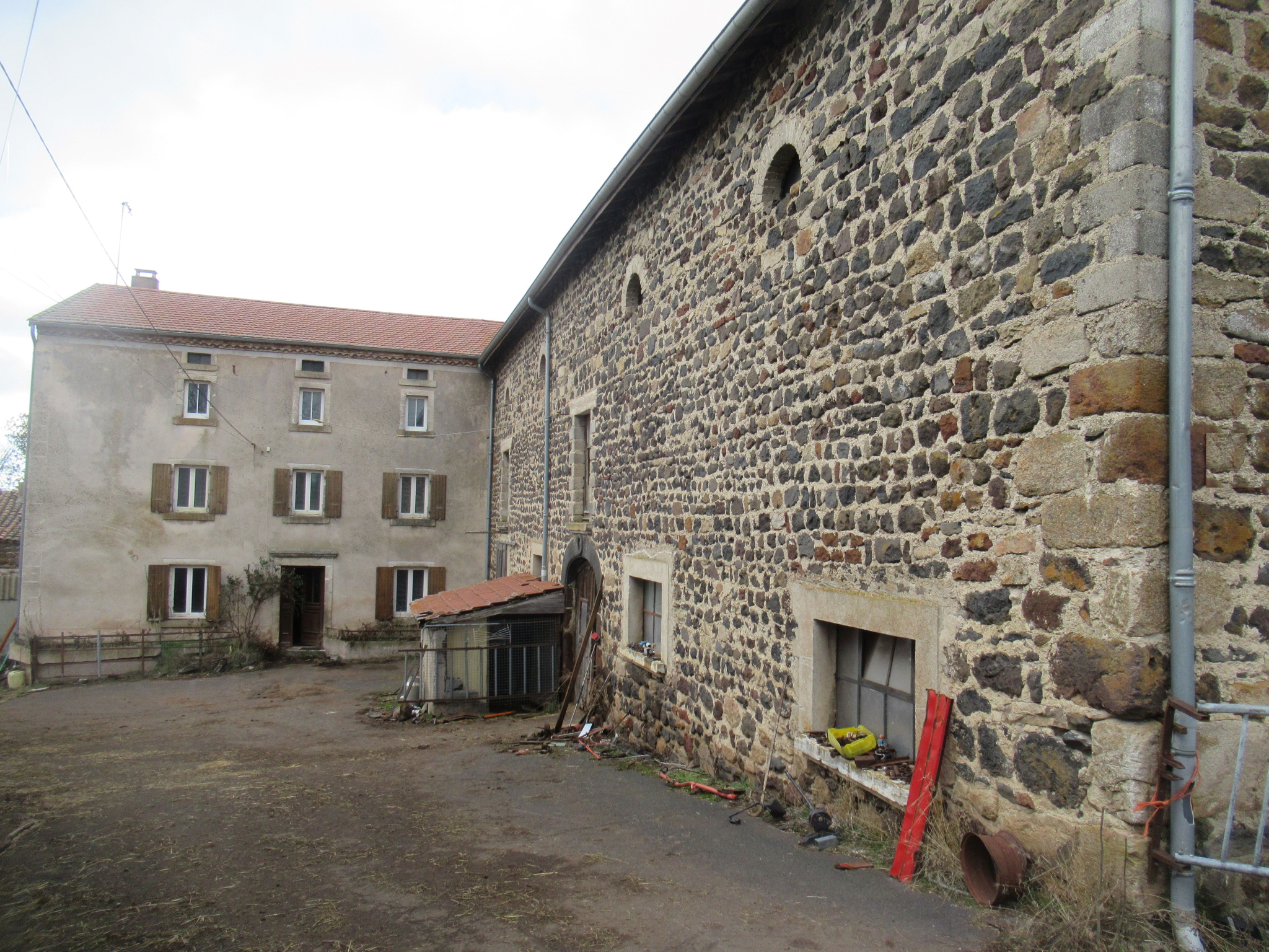 Propriété agricole avec maison d'habitation et 65 hectares de terrain