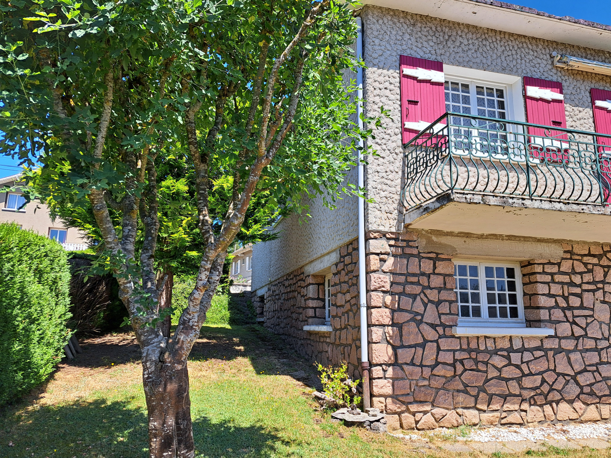 Maison originale des années 70 avec terrain attenant centre ville