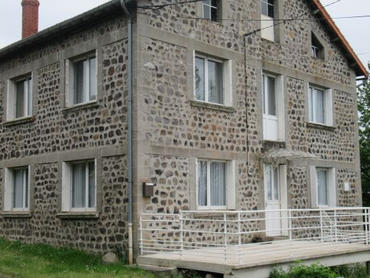 Maison en pierres avec terrain attenant