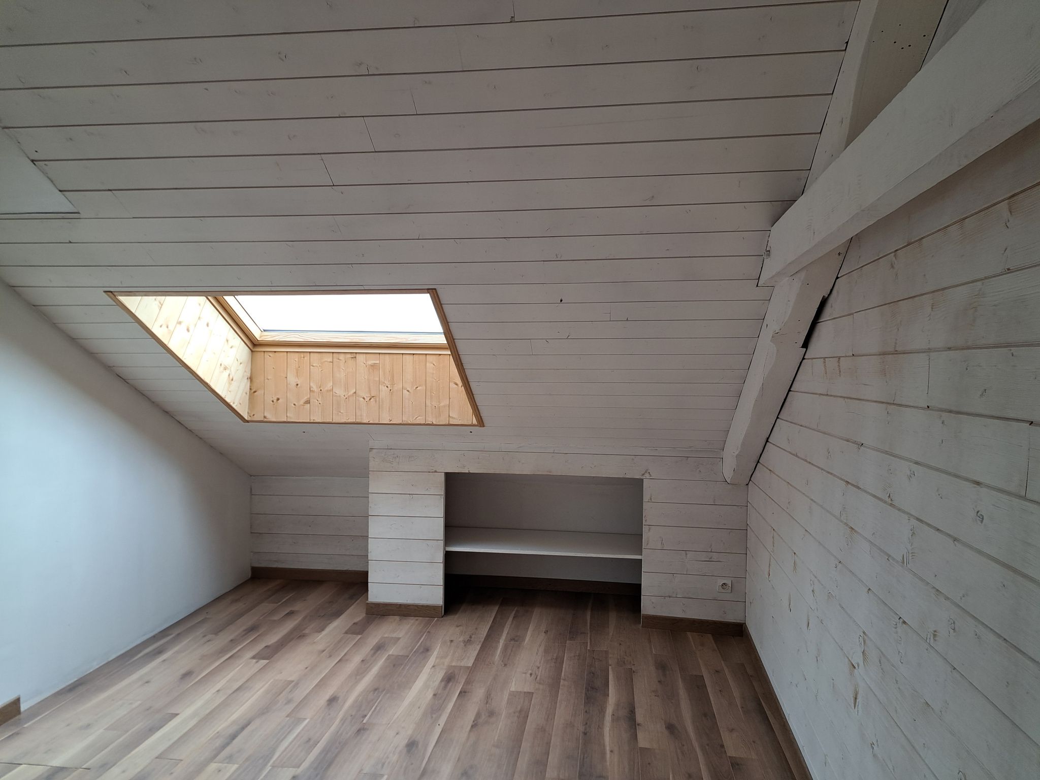 TRES BEL APPARTEMENT PROCHE DU CENTRE ENTIEREMENT RENOVE