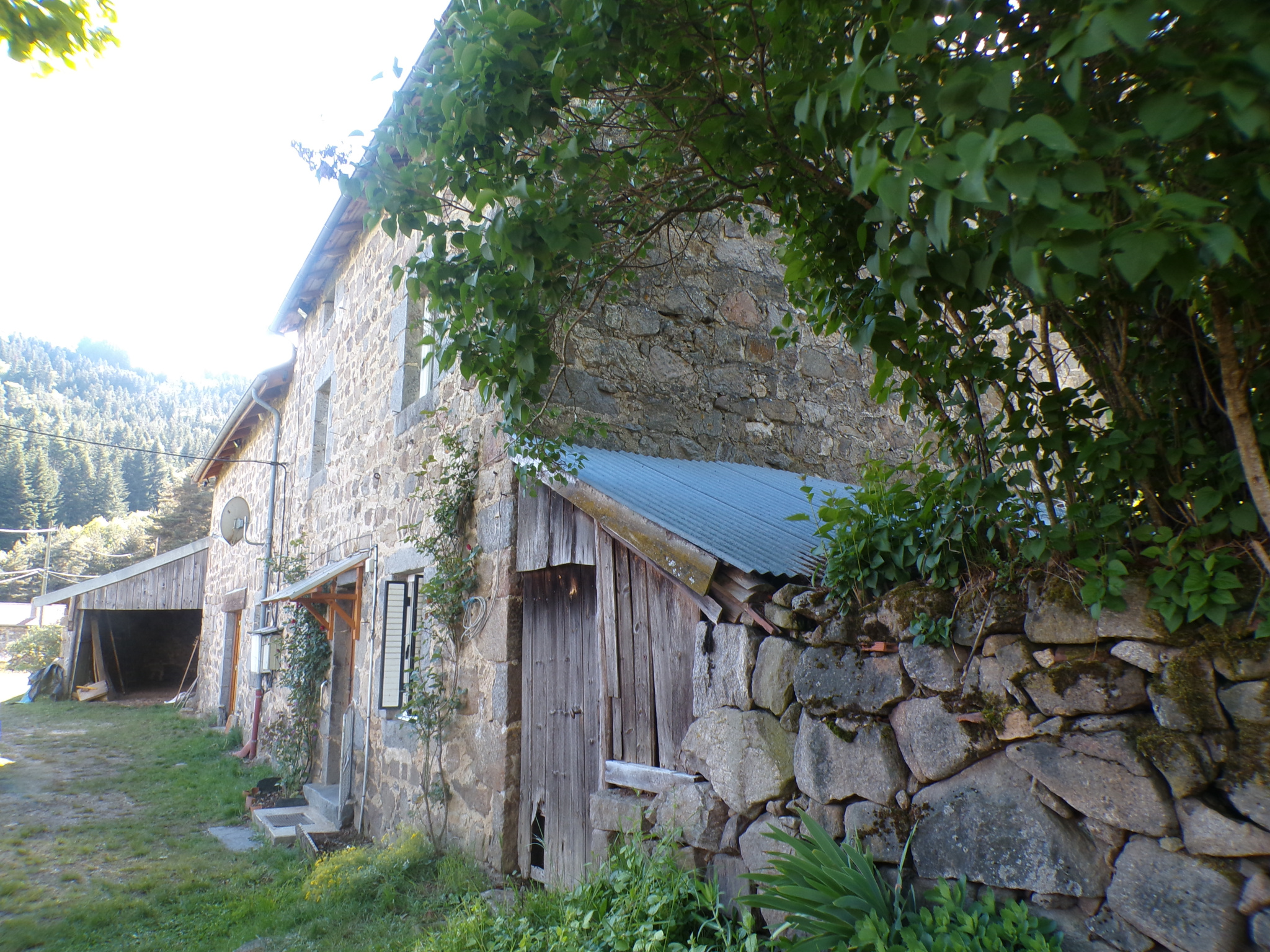 Ancienne ferme en pierre avec vue panoramique Fort potentiel Rochepaule