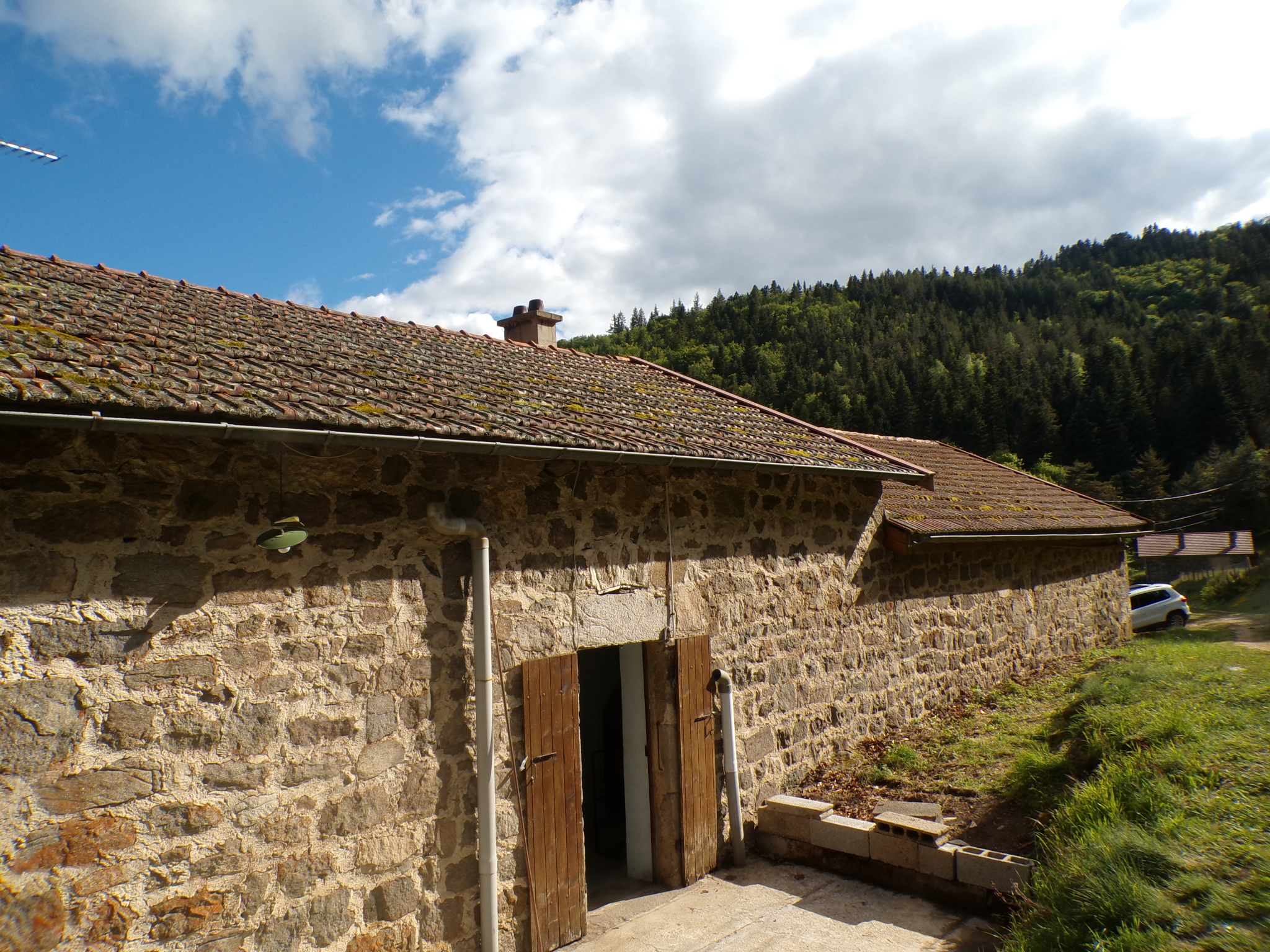 Ancienne ferme en pierre avec vue panoramique Fort potentiel Rochepaule