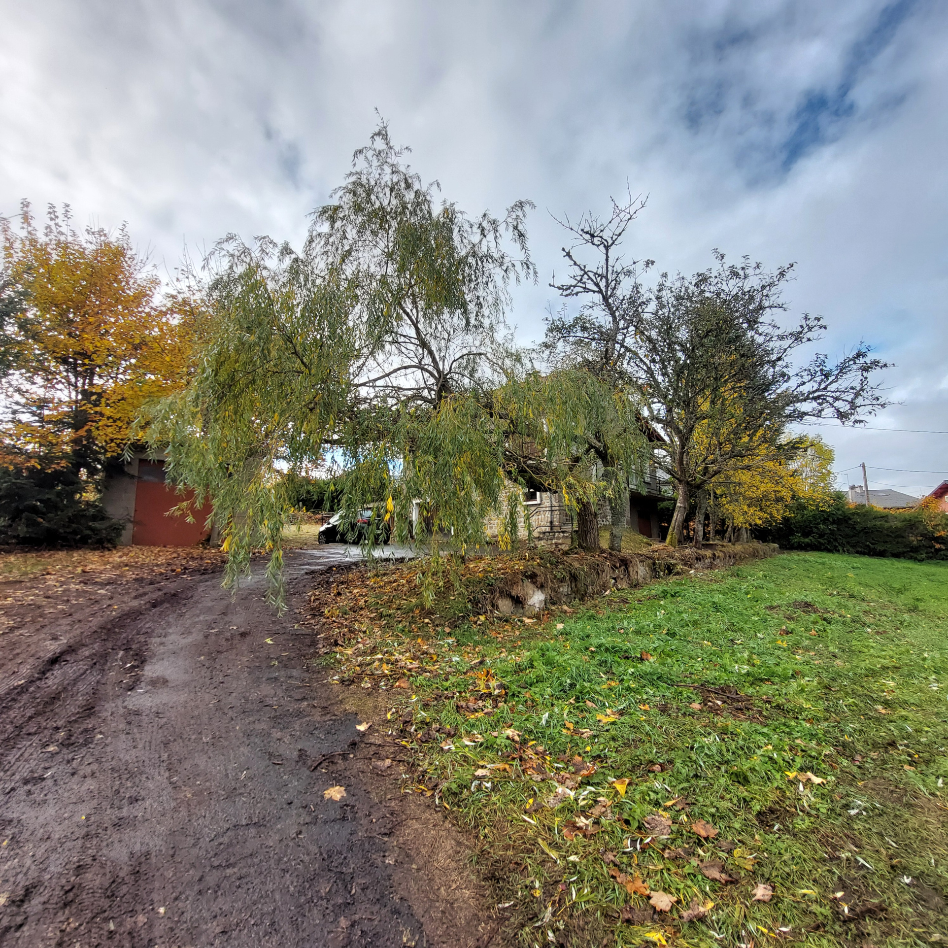 Belle maison familiale 2405 m2 de terrain sous-sol complet et dépendances