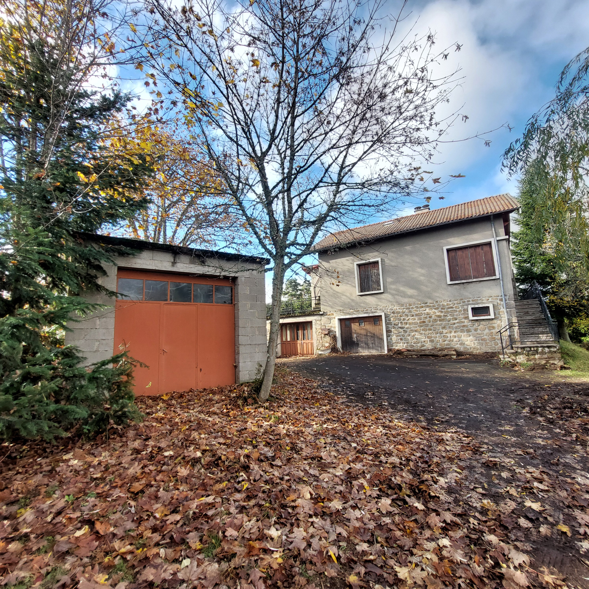 Belle maison familiale 2405 m2 de terrain sous-sol complet et dépendances
