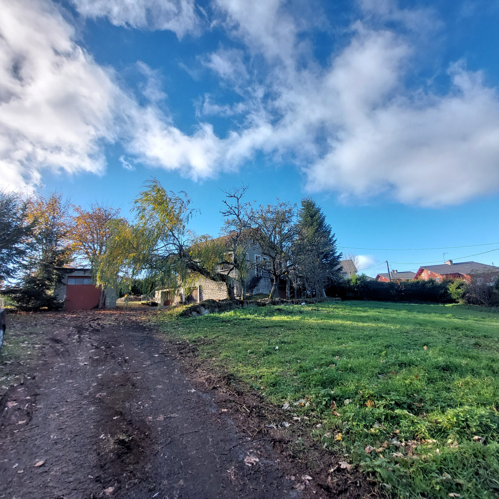 Belle maison familiale 2405 m2 de terrain sous-sol complet et dépendances