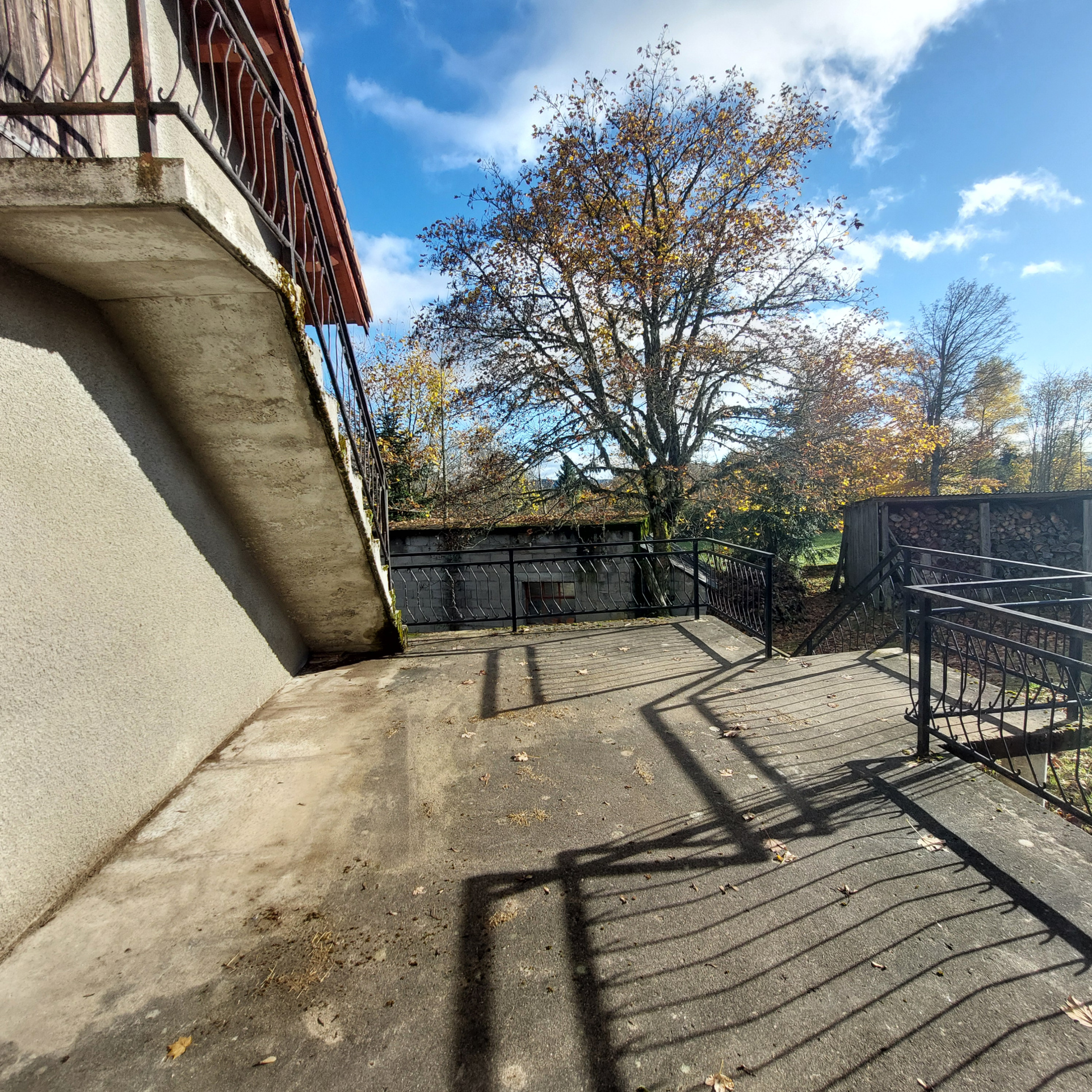 Belle maison familiale 2405 m2 de terrain sous-sol complet et dépendances