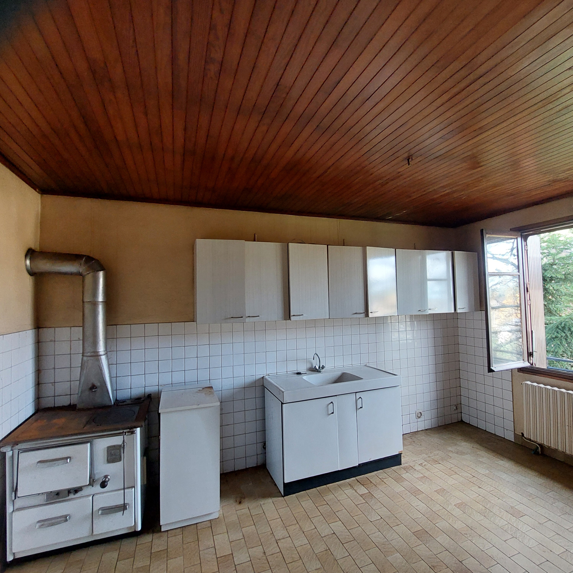 Belle maison familiale 2405 m2 de terrain sous-sol complet et dépendances