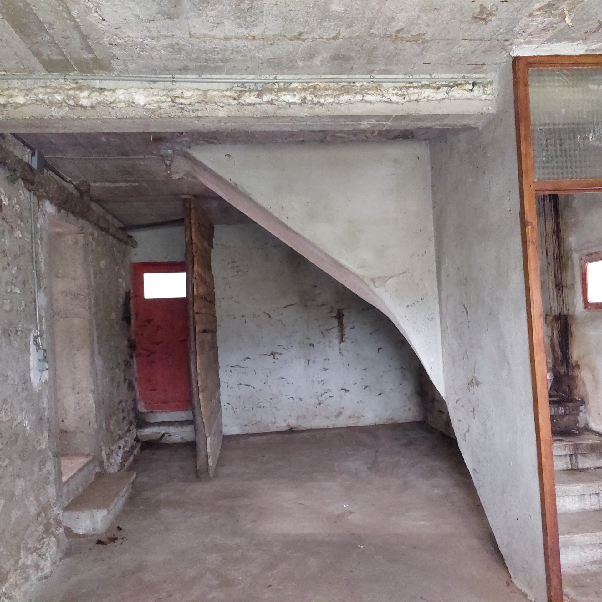 Belle maison familiale 2405 m2 de terrain sous-sol complet et dépendances