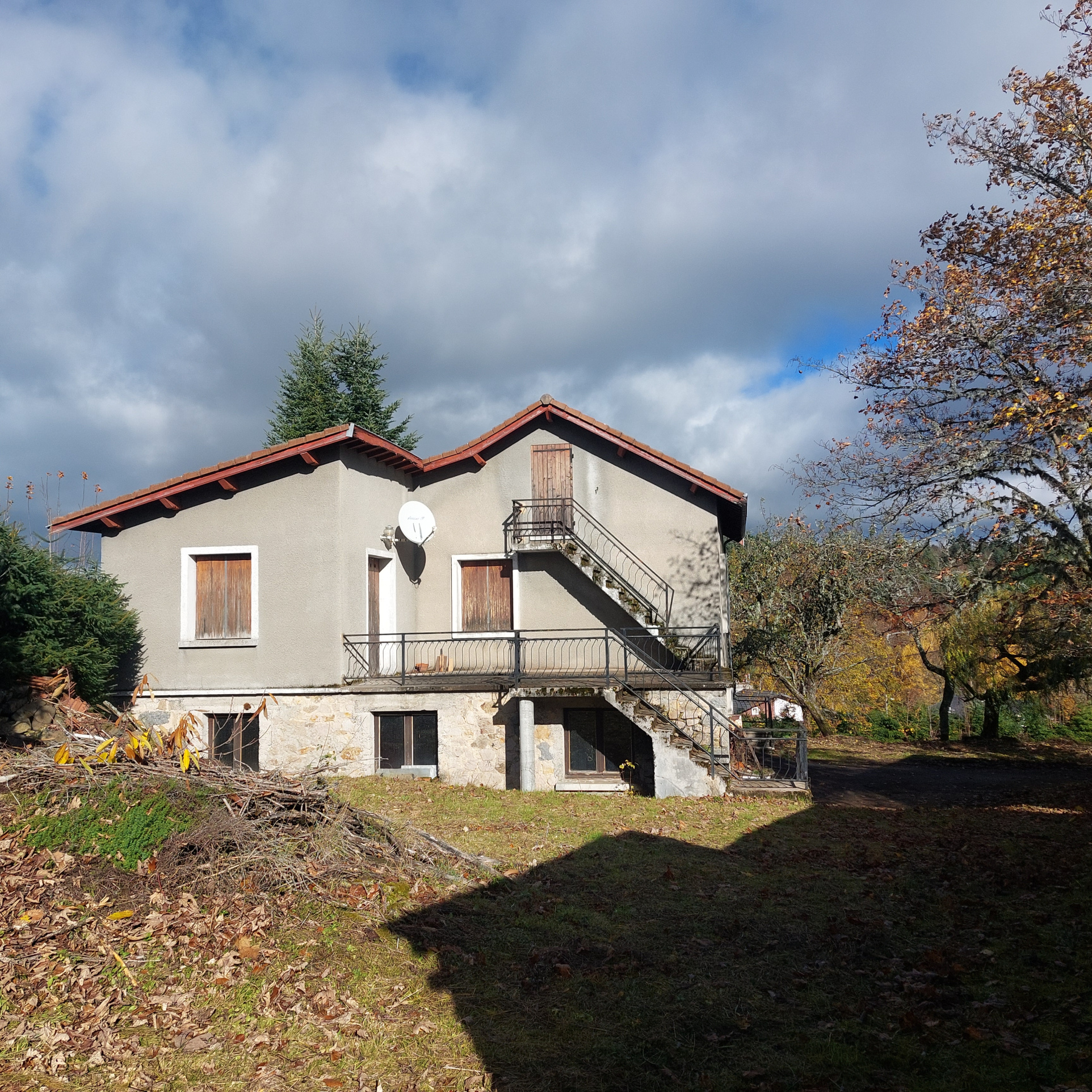 Belle maison familiale 2405 m2 de terrain sous-sol complet et dépendances