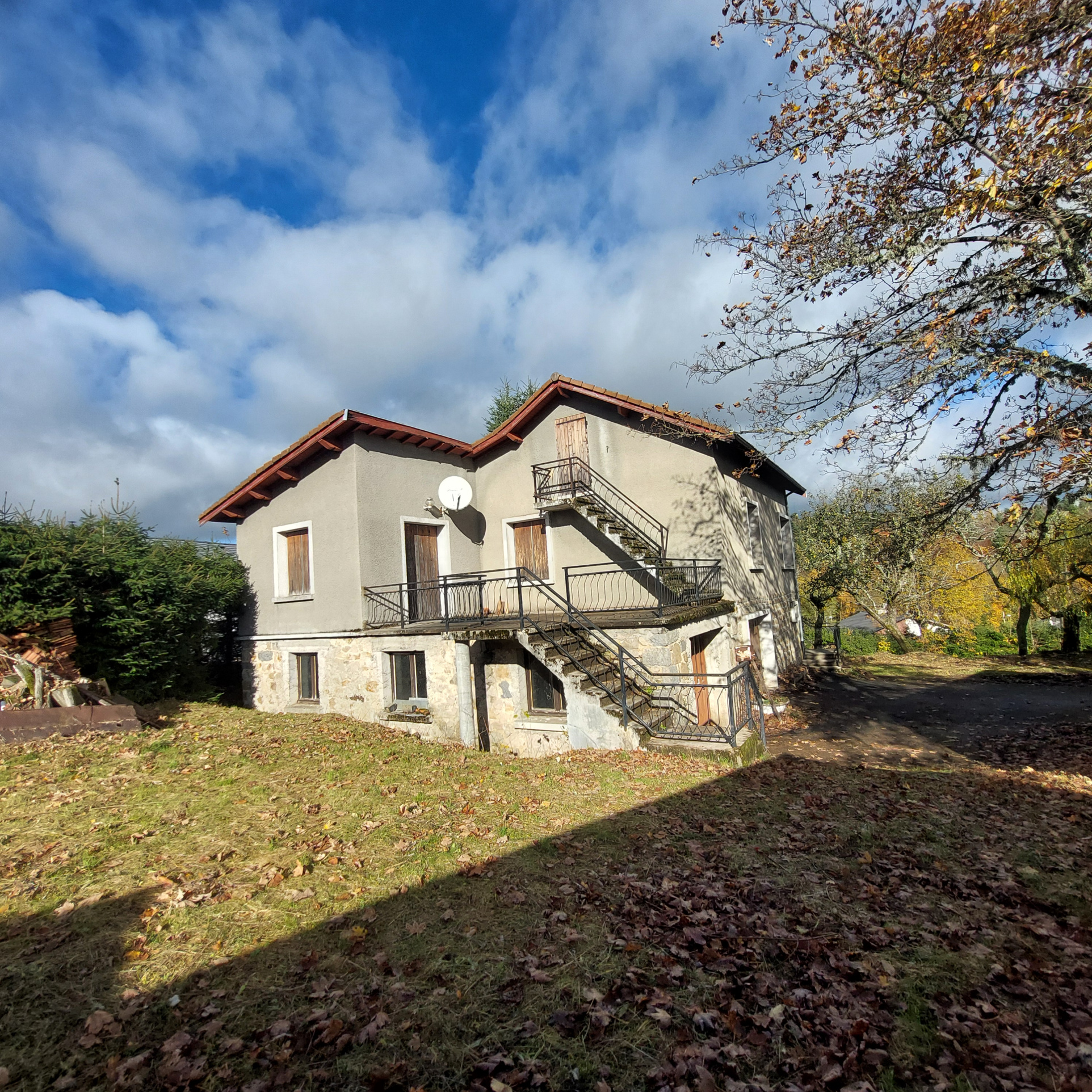 Belle maison familiale 2405 m2 de terrain sous-sol complet et dépendances