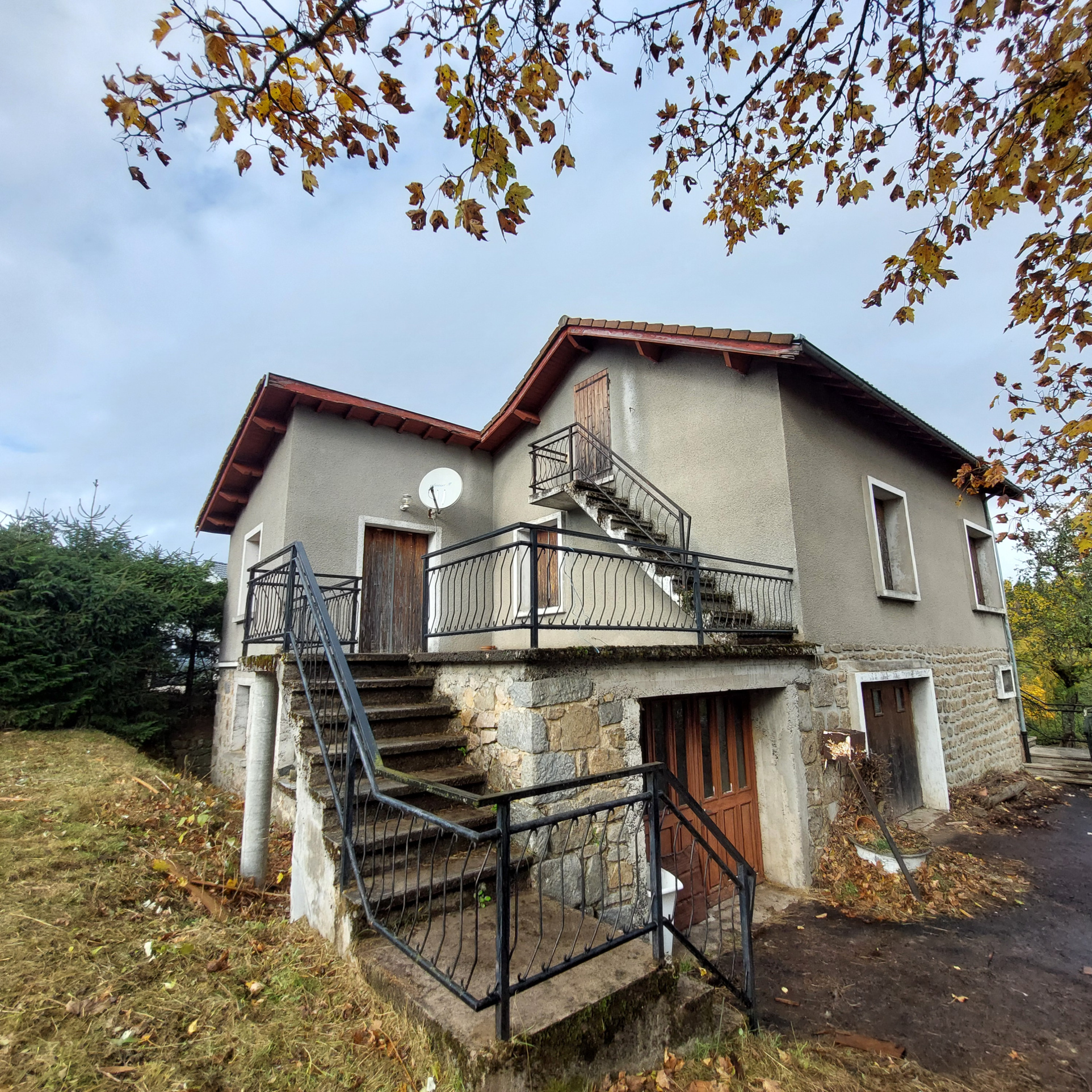 Belle maison familiale 2405 m2 de terrain sous-sol complet et dépendances