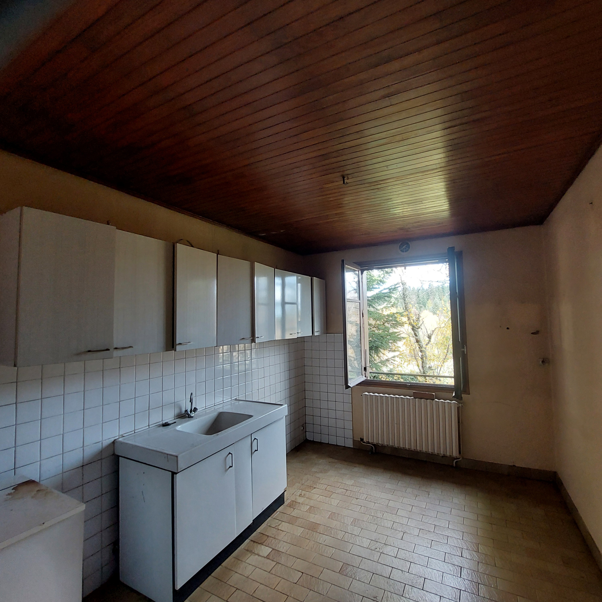 Belle maison familiale 2405 m2 de terrain sous-sol complet et dépendances