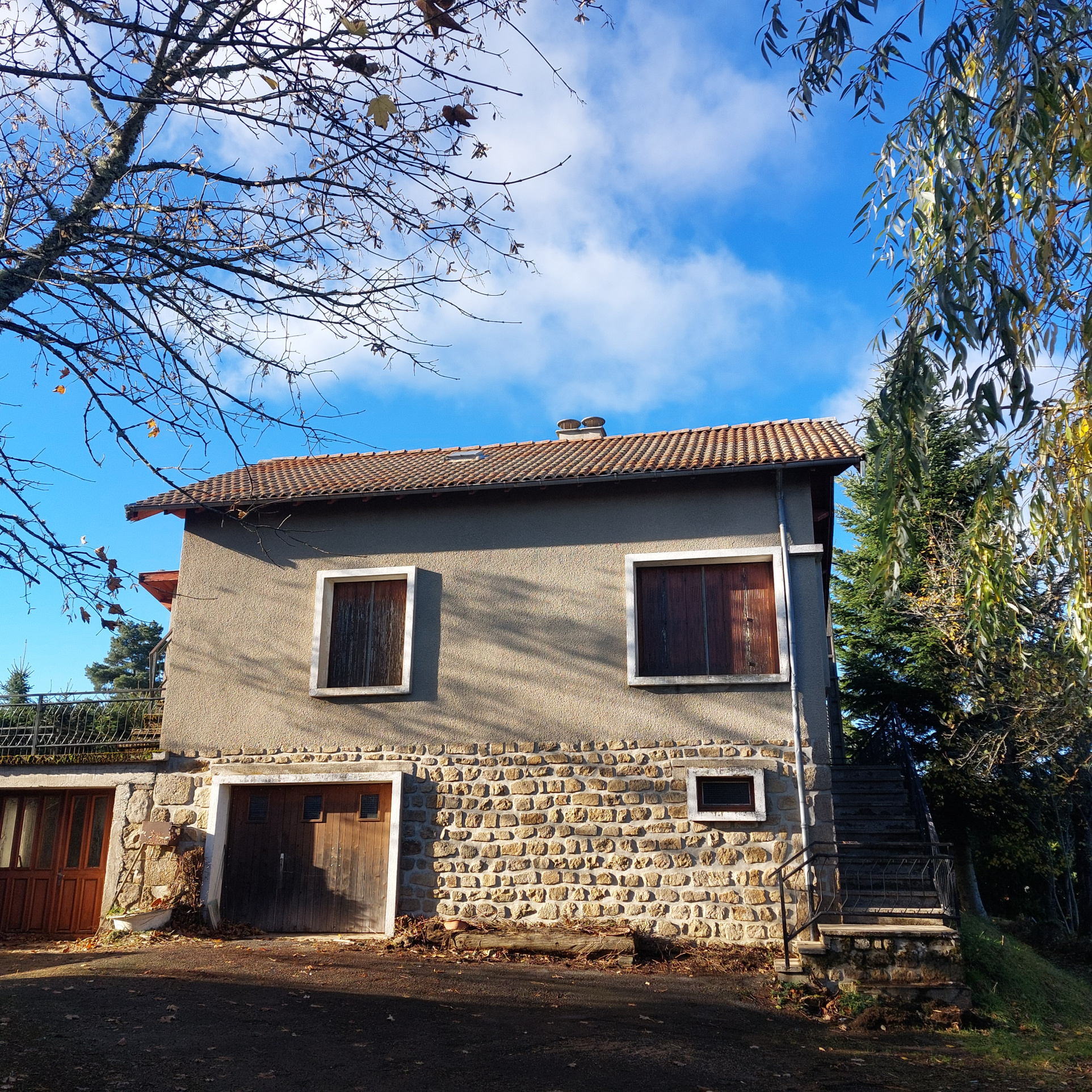 Belle maison familiale 2405 m2 de terrain sous-sol complet et dépendances