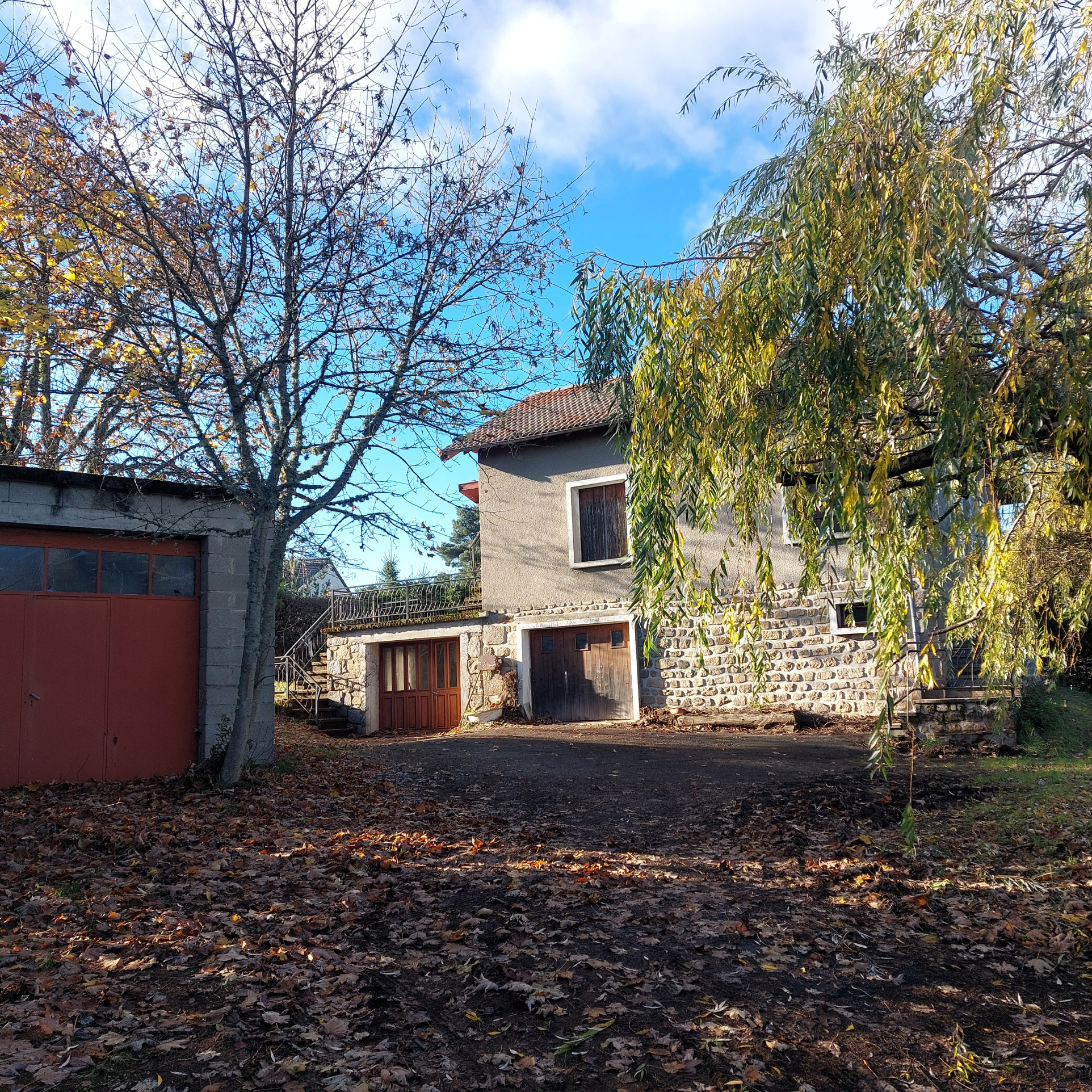 Belle maison familiale 2405 m2 de terrain sous-sol complet et dépendances